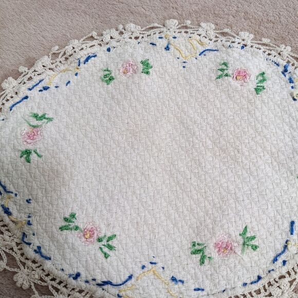 Vintage 1940's Handmade Embroidery & Crochet Doilies - Picture 11 of 16
